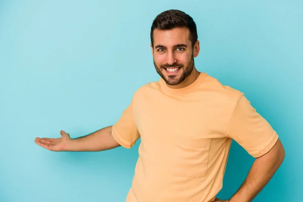 Jonge Blanke Man Geïsoleerd Blauwe Achtergrond Met Een Welkome Uitdrukking — Stockfoto