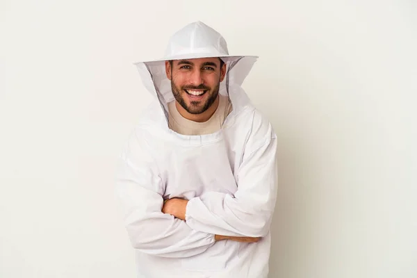 Mladý Včelařství Kavkazský Muž Izolované Bílém Pozadí Směje Baví — Stock fotografie