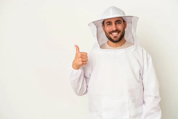 Giovane Apicoltura Uomo Caucasico Isolato Sfondo Bianco Sorridente Sollevare Pollice — Foto Stock