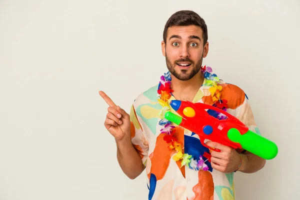 Joven Mujer Caucásica Una Fiesta Hawaiana Sosteniendo Una Pistola Agua — Foto de Stock