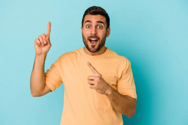 Jonge Kaukasische Man Geïsoleerd Blauwe Achtergrond Dansen Plezier Hebben — Stockfoto