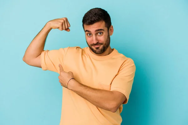 Jovem Caucasiano Isolado Fundo Azul Mostrando Gesto Força Com Braços — Fotografia de Stock