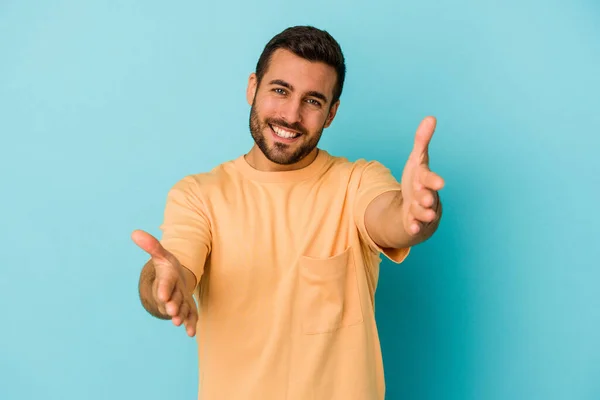 Joven Hombre Caucásico Aislado Sobre Fondo Azul Siente Seguro Dando —  Fotos de Stock