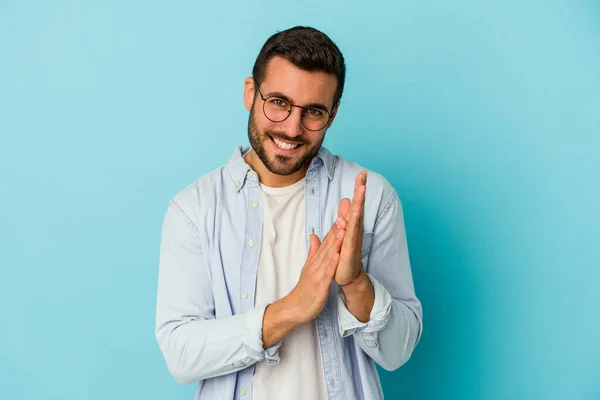 Joven Hombre Caucásico Aislado Sobre Fondo Azul Sintiéndose Enérgico Cómodo —  Fotos de Stock