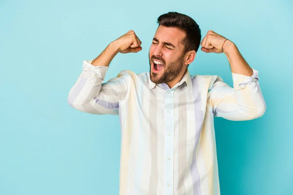 Jonge Blanke Man Geïsoleerd Blauwe Achtergrond Razende Vuist Een Overwinning — Stockfoto