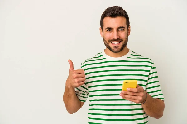 Jovem Caucasiano Segurando Telefone Celular Isolado Fundo Branco Sorrindo Levantando — Fotografia de Stock