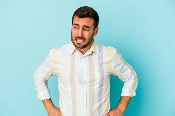 Jovem Caucasiano Isolado Fundo Azul Confuso Sente Duvidoso Inseguro — Fotografia de Stock