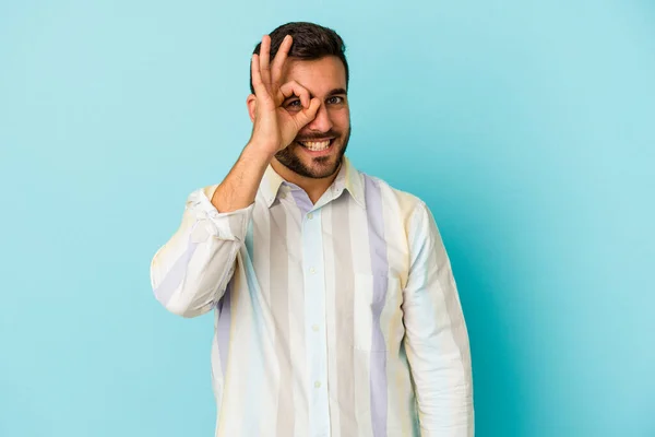 Giovane Uomo Caucasico Isolato Sfondo Blu Eccitato Mantenendo Gesto Sugli — Foto Stock