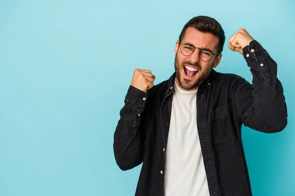 Young Caucasian Man Isolated Blue Background Raising Fist Victory Winner — Stock Photo, Image