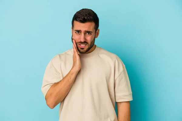 Young Caucasian Man Isolated Blue Background Having Strong Teeth Pain — Stock Photo, Image