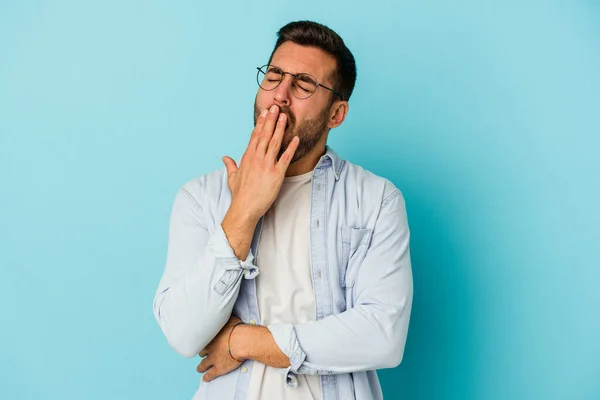 Ung Kaukasisk Man Isolerad Blå Bakgrund Gäspningar Visar Trött Gest — Stockfoto