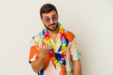 Beyaz arka planda izole edilmiş beyaz bir partide dans eden beyaz bir adam sanki seni davet ediyormuş gibi seni işaret ediyor..