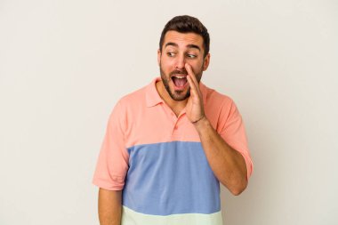 Beyaz arka planda izole edilmiş beyaz bir adam heyecanlı bir şekilde bağırıyor..