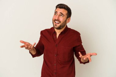 Beyaz arka planda izole edilmiş beyaz bir adam neşeli bir şekilde gülüyor. Mutluluk kavramı.