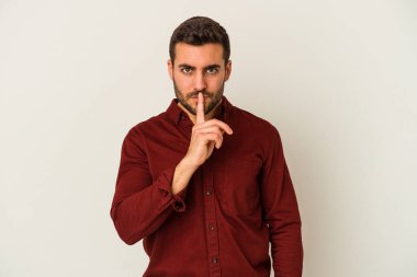 Beyaz arka planda soyutlanmış genç beyaz bir adam düşünüyor ve yukarı bakıyor, yansıtıyor, düşünüyor, hayal kuruyor..