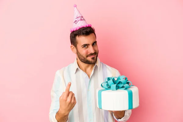 Junger Kaukasischer Mann Feiert Seinen Geburtstag Isoliert Auf Rosa Hintergrund — Stockfoto