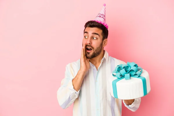 Joven Hombre Caucásico Celebrando Cumpleaños Aislado Sobre Fondo Rosa Está —  Fotos de Stock