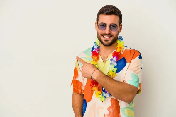 年轻的高加索人在一个被白色背景隔开的夏威夷派对上跳舞 微笑着 指指点点着旁边的空旷的空间 — 图库照片