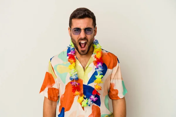 Jonge Kaukasische Man Dansen Een Hawaiiaanse Partij Geïsoleerd Witte Achtergrond — Stockfoto