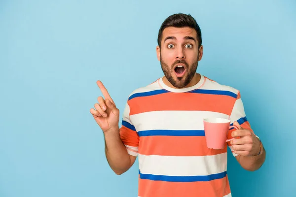 Junger Kaukasischer Mann Mit Einem Becher Auf Blauem Hintergrund Der — Stockfoto