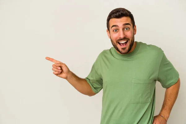 Young Caucasian Man Isolated White Background Smiling Cheerfully Pointing Forefinger — Stock Photo, Image