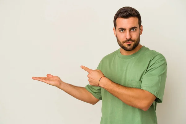 Joven Hombre Caucásico Aislado Sobre Fondo Blanco Excitado Sosteniendo Espacio — Foto de Stock