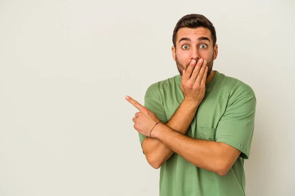 Jonge Blanke Man Geïsoleerd Witte Achtergrond Wijzend Naar Zijkant — Stockfoto