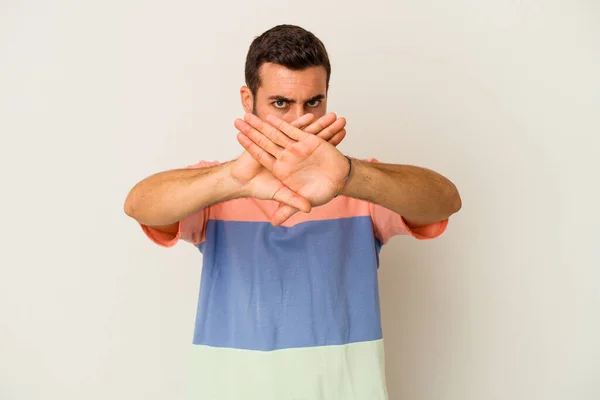 Joven Hombre Caucásico Aislado Sobre Fondo Blanco Haciendo Gesto Negación — Foto de Stock