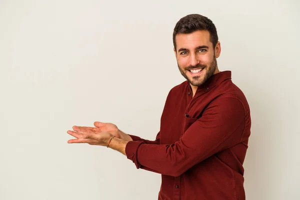 Jovem Caucasiano Isolado Fundo Branco Segurando Espaço Cópia Uma Palma — Fotografia de Stock