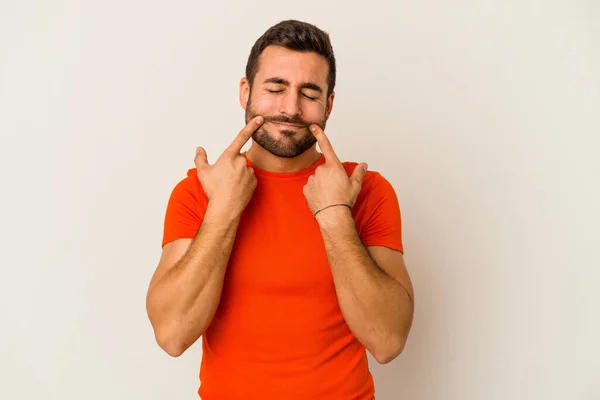 Jeune Homme Caucasien Isolé Sur Fond Blanc Doutant Entre Deux — Photo