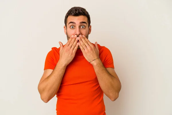 Ung Kaukasisk Man Isolerad Vit Bakgrund Chockad Täcker Munnen Med — Stockfoto