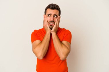 Beyaz arka planda ağlayan ve sızlanan beyaz tenli genç bir adam var..