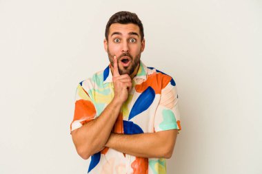 Beyaz arka planda izole edilmiş beyaz bir genç adam, yaratıcılık kavramı, harika bir fikre sahip..