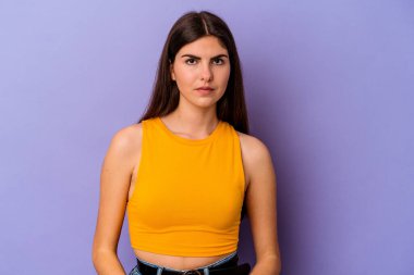 Mor arka planda soyutlanmış beyaz bir kadın üzgün, ciddi bir yüz, mutsuz ve hoşnutsuz..