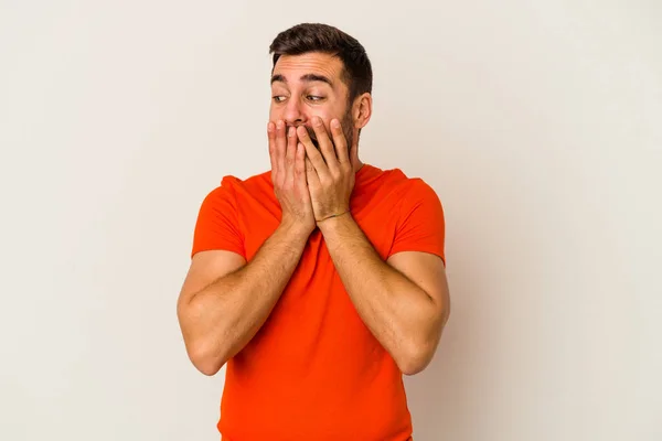 Ung Kaukasisk Man Isolerad Vit Bakgrund Skrattar Något Täcker Munnen — Stockfoto