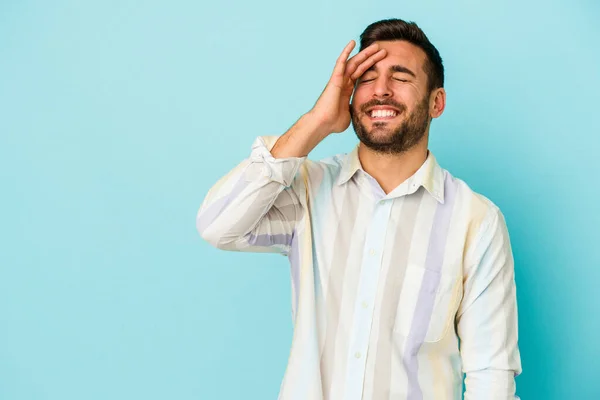 Jonge Blanke Man Geïsoleerd Blauwe Achtergrond Lachen Gelukkig Zorgeloos Natuurlijke — Stockfoto