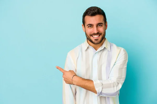 Jonge Blanke Man Geïsoleerd Blauwe Achtergrond Lachend Terzijde Wijzend Iets — Stockfoto