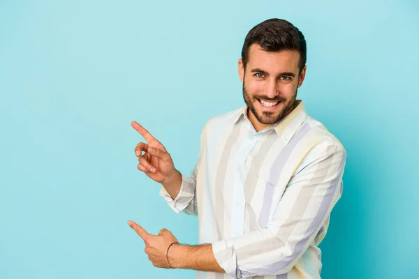 Ung Kaukasisk Man Isolerad Blå Bakgrund Pekar Med Pekfingrar Till — Stockfoto