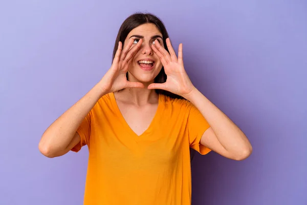 Mor Arka Planda Izole Edilmiş Beyaz Bir Kadın Heyecanlı Bir — Stok fotoğraf