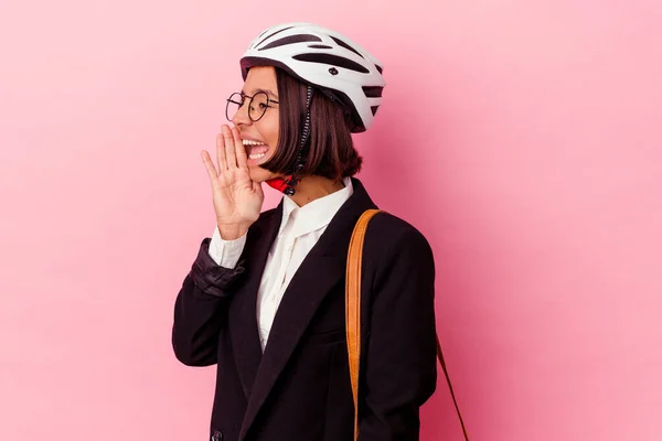 Jeune Femme Affaires Mixte Portant Casque Vélo Isolé Sur Fond — Photo