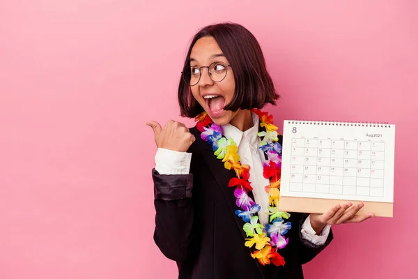 Jonge Gemengde Ras Zakenvrouw Tellen Van Dagen Voor Vakanties Geïsoleerd — Stockfoto