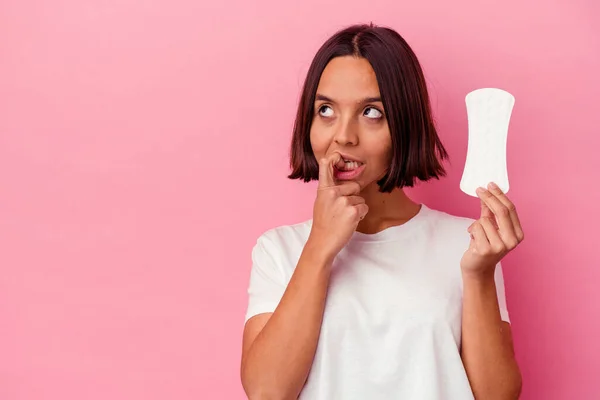 Jeune Femme Métisse Tenant Une Compresse Isolée Sur Fond Rose — Photo