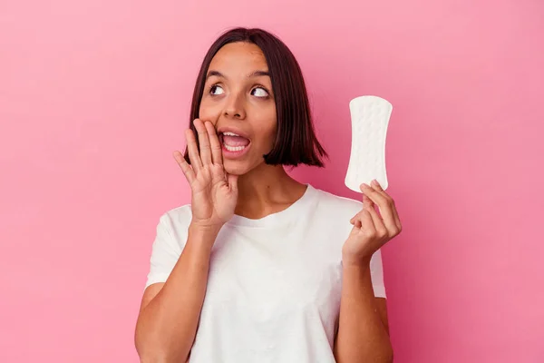 Joven Mujer Raza Mixta Sosteniendo Una Compresa Aislada Sobre Fondo —  Fotos de Stock