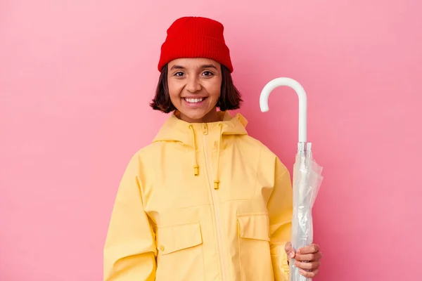 Jeune Femme Métisse Tenant Parapluie Isolé Sur Fond Rose Heureux — Photo