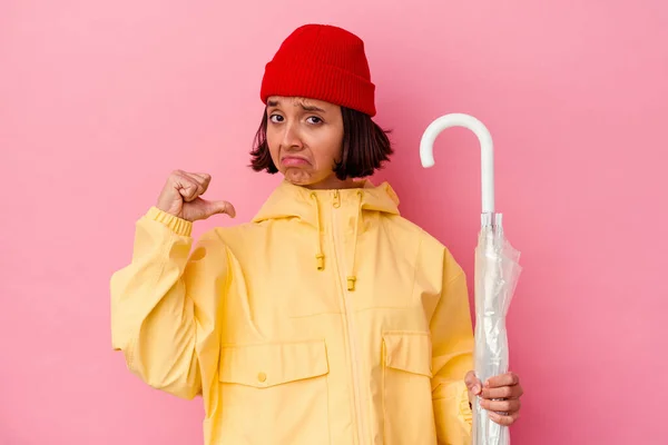 Ung Blandras Kvinna Håller Ett Paraply Isolerad Rosa Bakgrund Känns — Stockfoto