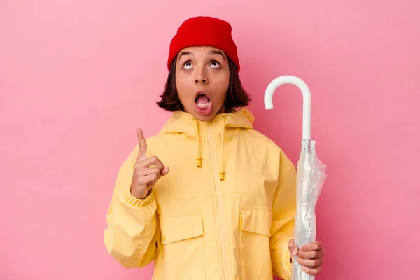 Ung Blandras Kvinna Håller Ett Paraply Isolerad Rosa Bakgrund Pekar — Stockfoto