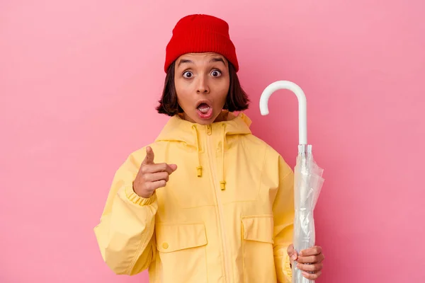 年轻的混血女子拿着一把伞 与粉色背景隔离 有一个想法 灵感的概念 — 图库照片
