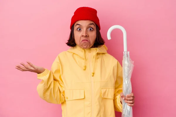 Ung Blandras Kvinna Håller Ett Paraply Isolerad Rosa Bakgrund Axelryckningar — Stockfoto