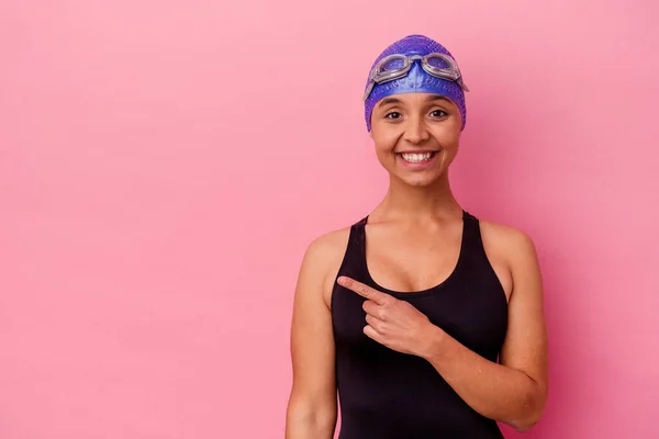 Giovane Nuotatore Donna Razza Mista Isolato Sfondo Rosa Sorridente Indicando — Foto Stock