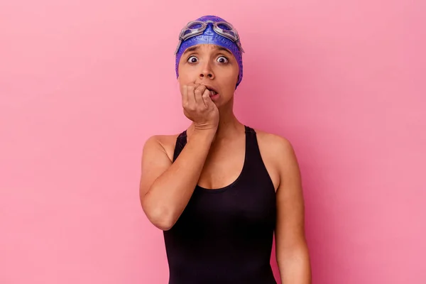 Giovane Nuotatore Donna Razza Mista Isolato Sfondo Rosa Mordere Unghie — Foto Stock